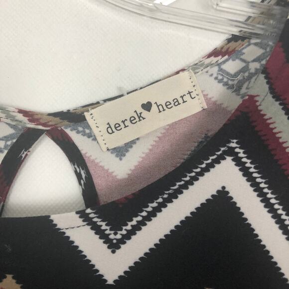 Derek Heart Chevron Print Short Sleeve Shift Dress - Picture 2 of 10